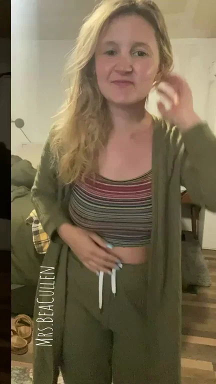 Cute Blonde MILF Teases Reveal Under Her Green Robe 😏💋