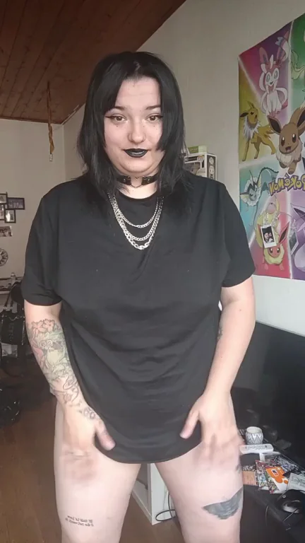 Goth Slut Drills Her Wet Hole Waiting for Your Fat Cock 😈🔥