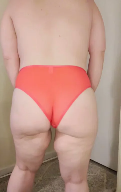 Humpday Booty Quake in Red Thong 😏🍑🔥