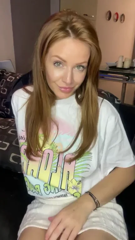 Stripping Off My Tee & Skirt for Juicy Upskirt Pussy Reveal 😈👙