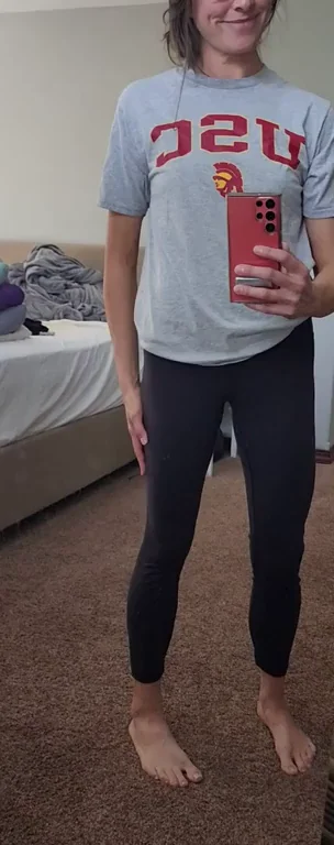 Mom of 3 Teases Her Juicy Ass in Tight Leggings