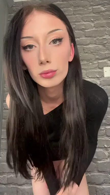 Do you like your tgirls tall and hung? 😁‰😁‰
