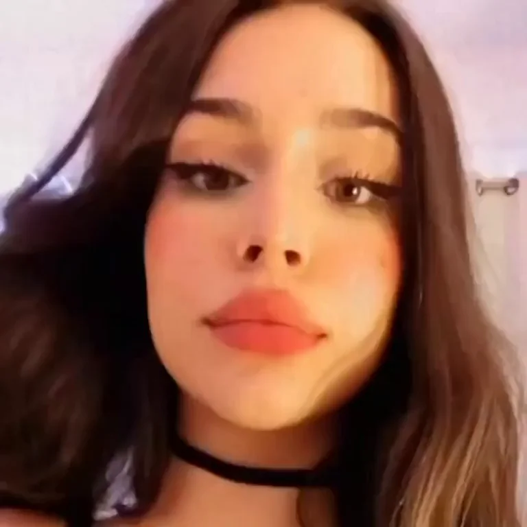 Boobalicious Babe's Sultry Tease