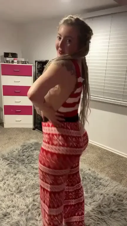 🍑 Xmas Tree Gift: What Would You Do to This Pawgtastic Slut? 🎁🔥
