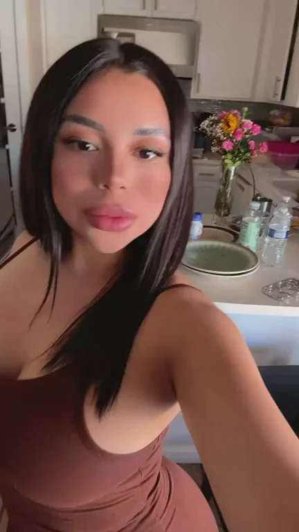 Latina Hottie's Full Package Tease 😜🍑💦