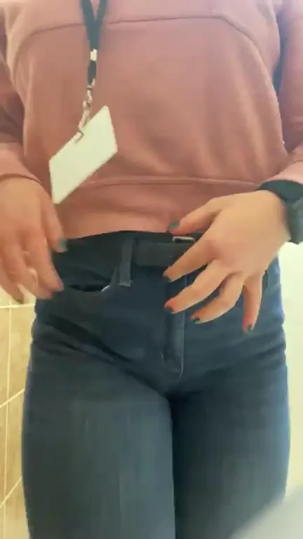 Horny Work Slut Teases Her Massive Ass 🍑💦 Wednesday Morning Cravings