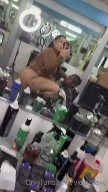 🍑 PAWG Camgirl Victoryya Fucks Client Raw in Barber Shop 💦