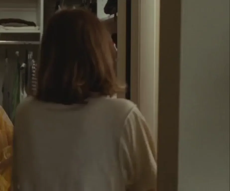 🔥 Elizabeth Olsen Sexy Ass Tease in Tight Jeans 🍑💦
