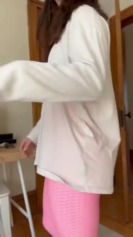 Oops! Cameltoe Sneak Attack in Tight Pink Yoga Pants 🐪🍑🤤