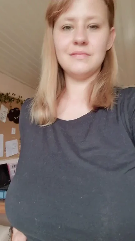 Girl Next Door with Massive Jiggly Tits Hehe 😏🍈🍈