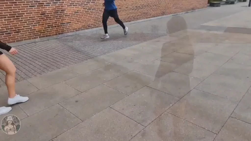 Flashing My Juicy Ass to Pump Up Runners Everywhere