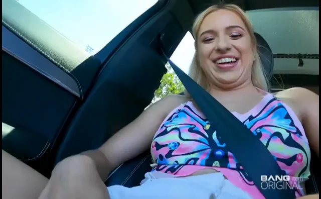Maxie Mellow's Roadside Fuck & Facial Blast 🍆💦🚗