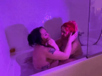 Shut Up & Suck Face: Steamy Tub Lesbo Kiss 💋🛁
