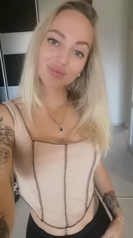 is blonde hair with big boobs your type?😁‰