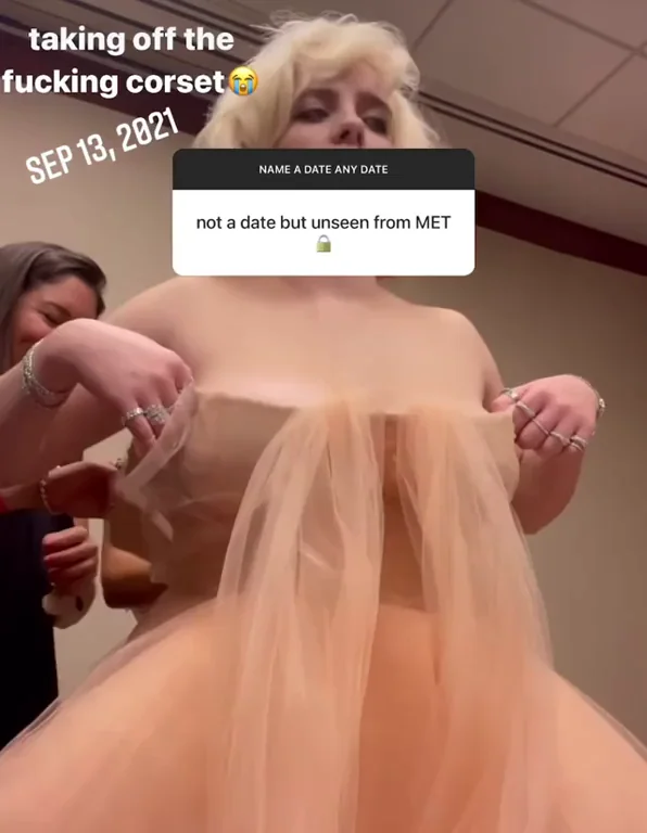 Taking off her corset - 60fps slow mo loop