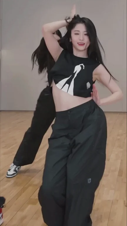 LE SSERAFIM - Yunjin