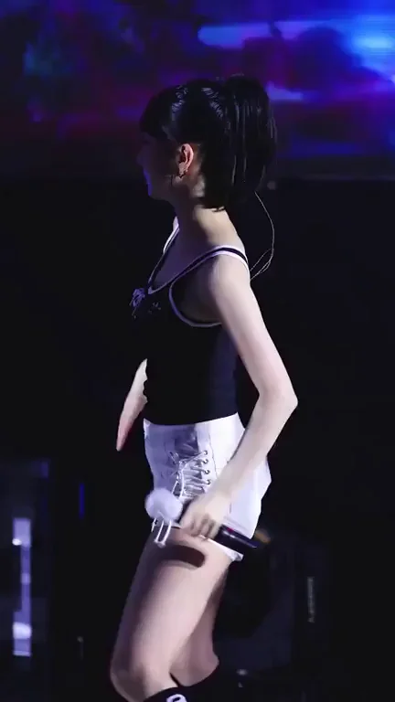 Eunha from VIVIZ Teasing in Tiny Shorts & Crop Top 💦🔥