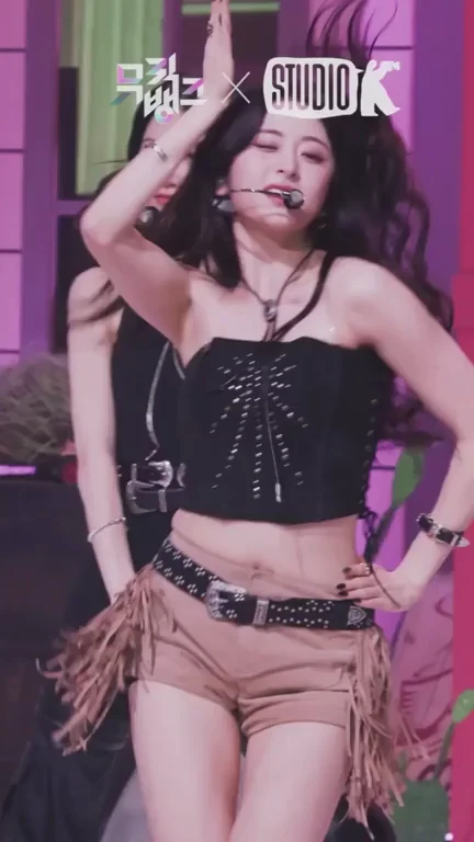 🔥 Yunjin from LE SSERAFIM Teasing in Fruity Shorts & Shiny Top 😈