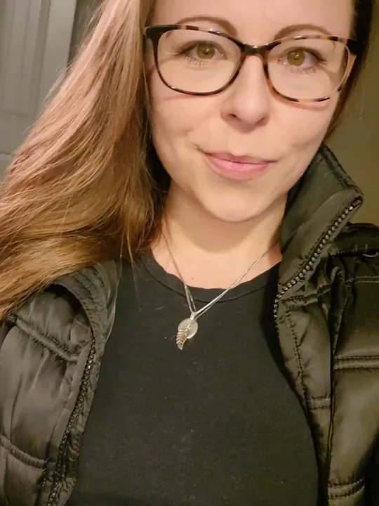 Glasses Girl's Juicy Tit Flash 💦👓