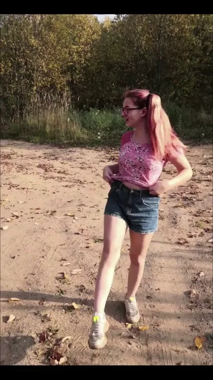 I love walking in the summer :3