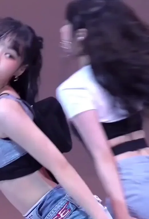 Yunjin LE SSERAFIM Kpop Ass Tease 💦🍑🔥