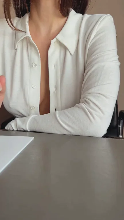 Oops! Mommy Dropped the Pen & Flashes Her Juicy Ass 🍑💦