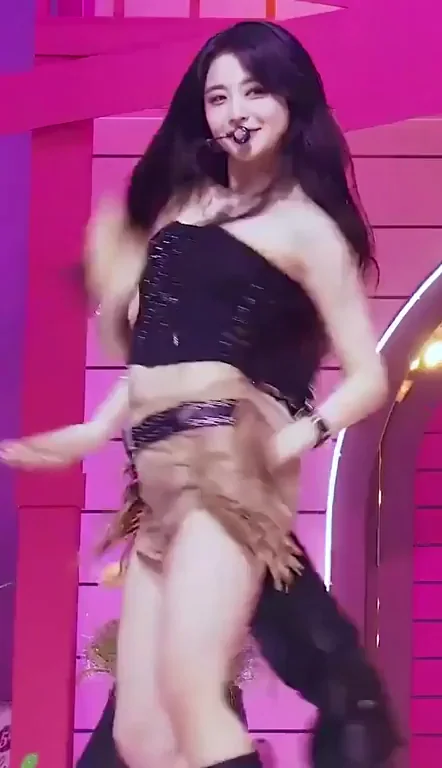 LESSERAFIM - Yunjin
