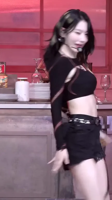 🔥 LE SSERAFIM Sakura's Slutty Dance Tease 😈