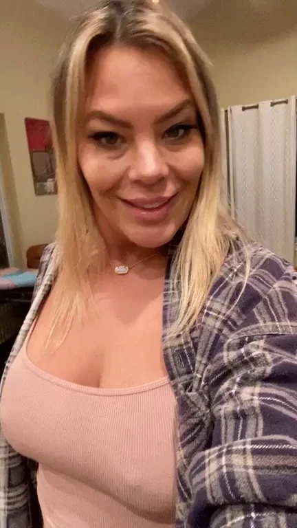 Sharing some of my milfy vibes to your Sunday