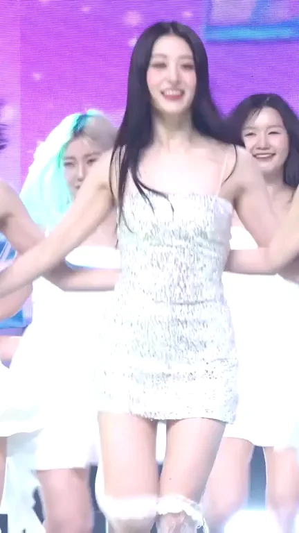 LE SSERAFIM - Yunjin