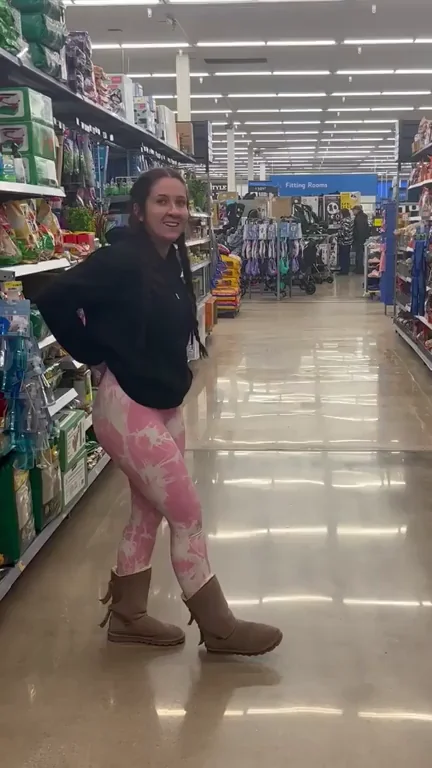 Grocery Store Flash Slut in Tight Pink Leggings 😈🛒