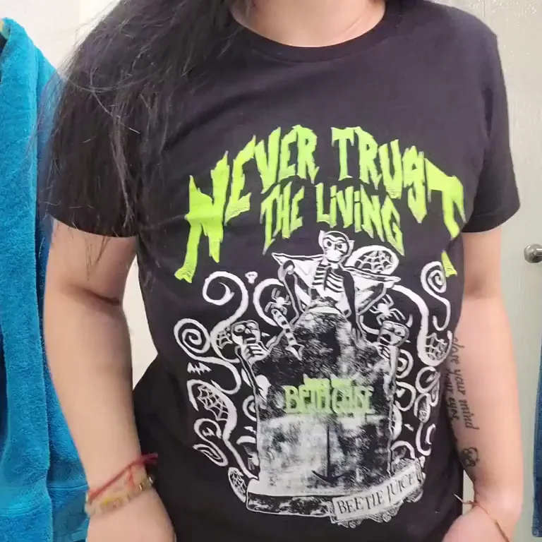 🔥 Asian Babe Lifts Shirt to Flash Her Juicy Pierced Tits 😈