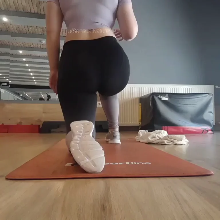 🍑 Stretching My Juicy Ass in Tight New Yogapants 🔥