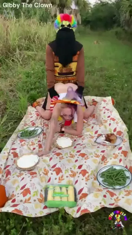 Picnic Fuck Fest with Clowny Creampie 🍆🌭🍑