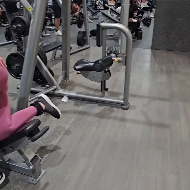 Sneaky Gym Slut Flashing Her Juicy Ass 🍑💦