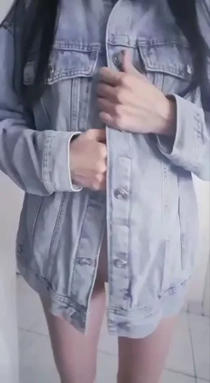 I WANT A FOOT/SEX SLAVE! ?? I'm into weird sex and kinky toys! ?? 19yo Goddess.