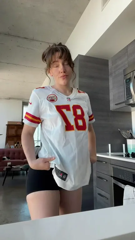 Thick Booty Babe in 49ers Jersey Makes Dicks Throb Hard