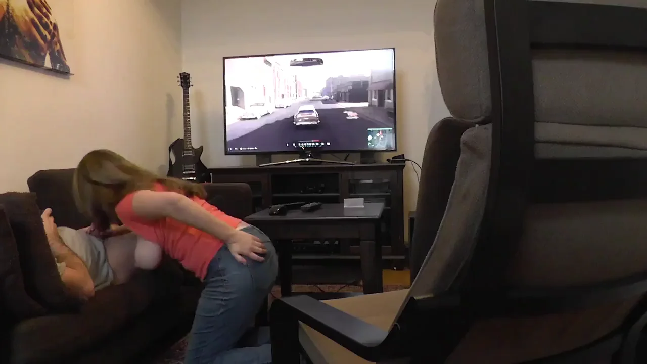 Free Use Gamer Girlfriend Sucks and Swallows
