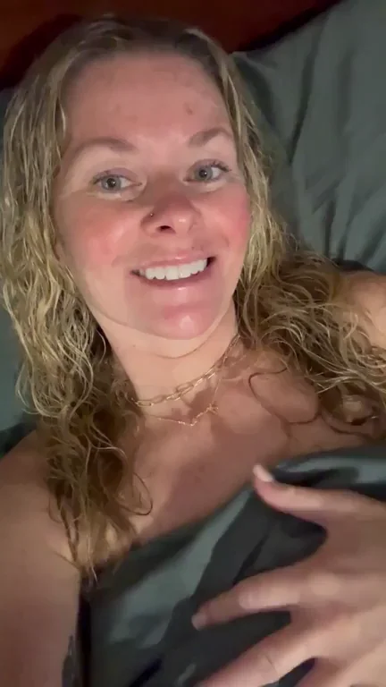 🥵 Rainy Day Bed Tease: Curvy MILF Wants to Stay Naked & Horny (F) 😈