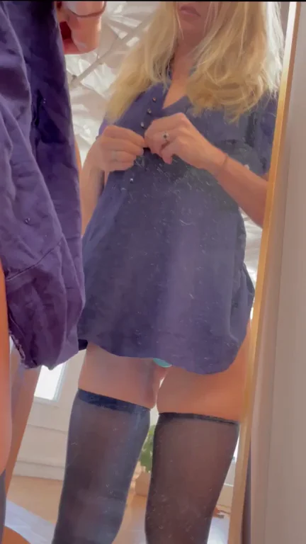 Blonde Slut Flexes Her Juicy Dat Gap in Dusty Mirror
