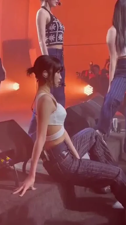 🔥 Chaewon from Le Sserafim Squats & Teases in Tight Jeans 💦