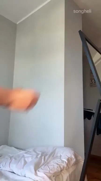 Flexible Slut's Massive Ass Jiggles Uncontrollably