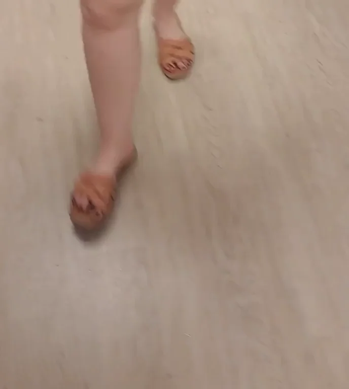 Aisle Flasher's Bare Pussy Thrill 😈👅