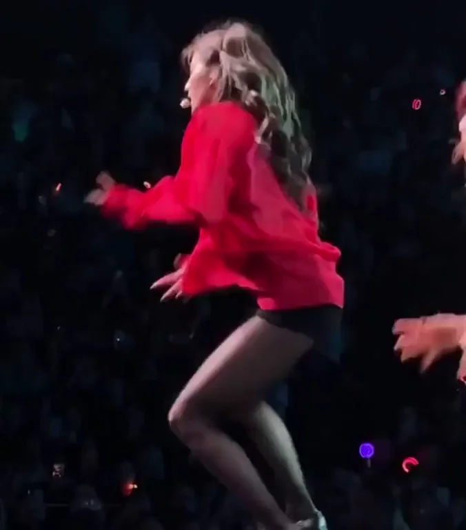 🔥 TWICE Sana's Slutty Red Stage Tease & Ass Flex 💦