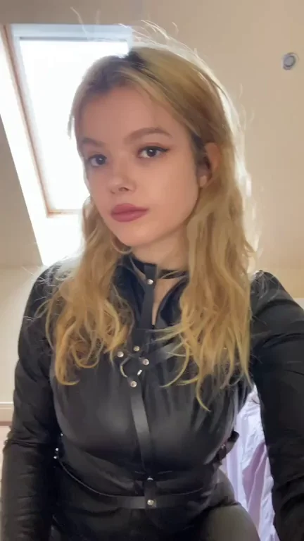 A shiny Goddess with perfect feet