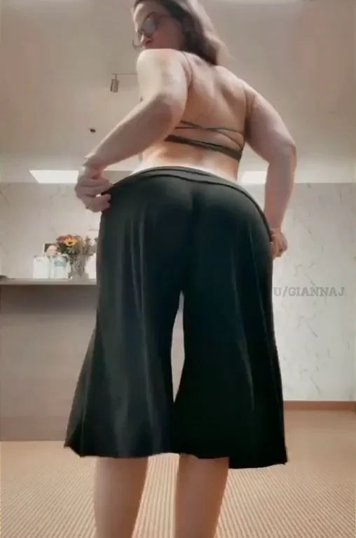 Nobody ever suspects the 41yr old mom 🤤«
