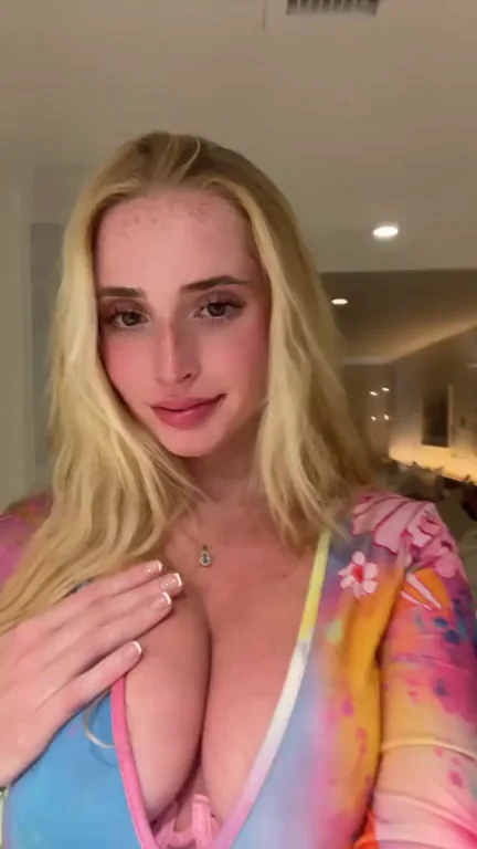 Sunday Funday Tease: Blonde Bombshell's Cleavage Motivation