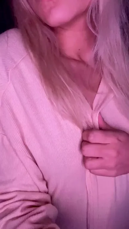 Post-Cardio Tease: Blonde Gym Babe Opens Up for Bedtime Fuck 💦🏋️‍♀️
