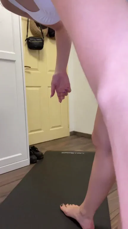 Stretching My Juicy Ass Between Sets 😈💦 [F]