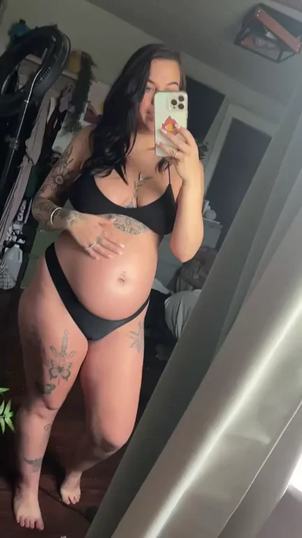 Daily oiling of my belly! 33 weeks ðŸ¥°